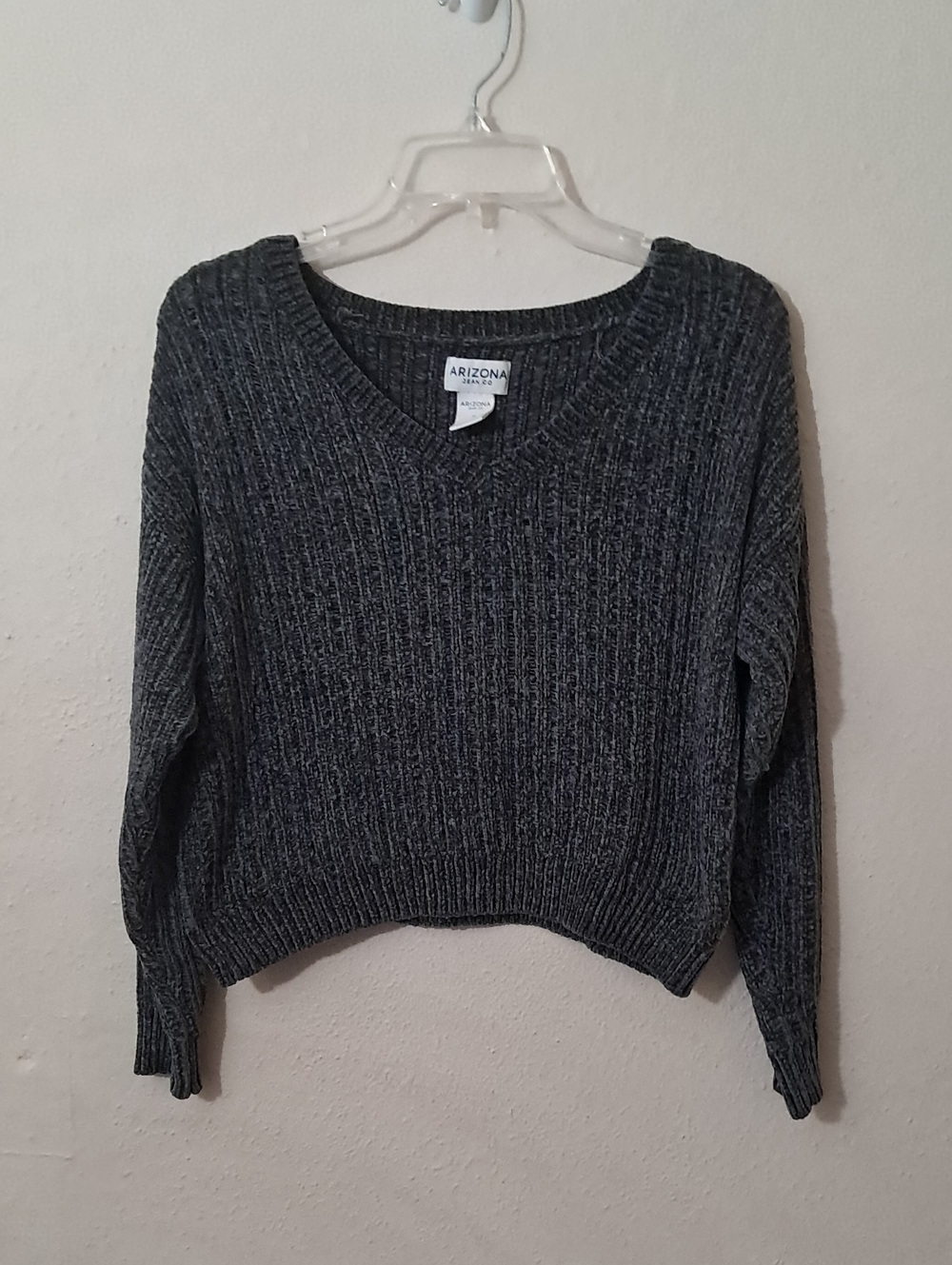 Arizona Jean Company Women's Size Medium Charcoal Ribbed V-Neck Sweater